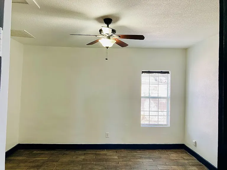 104 E Waco St — Photo 10