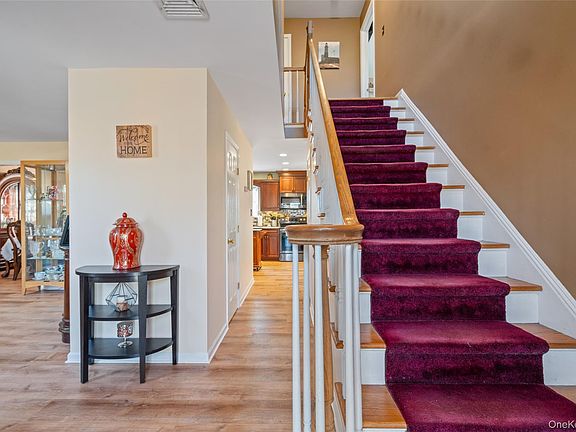 5th image of 194 Miller Place Road