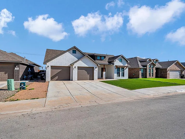 2405 Bastrop Ave — Photo 2