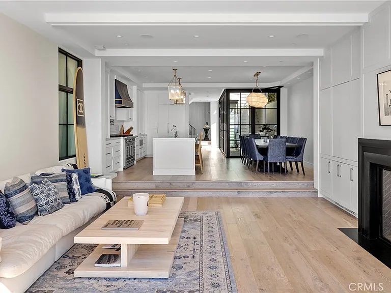 2428 The Strand — Photo 16