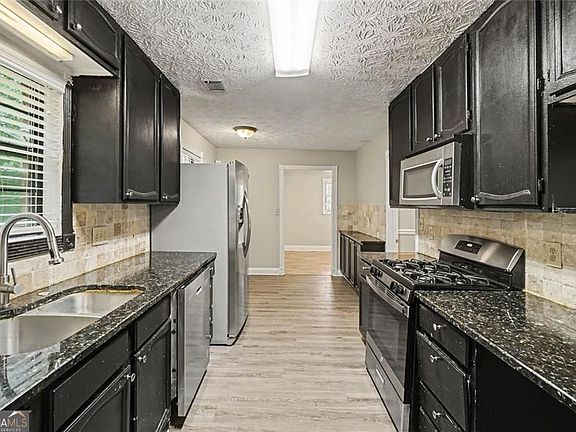 3rd image of 415 Grist Mill Dr
