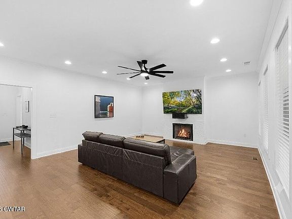 4th image of 105 Emerald Breeze Dr