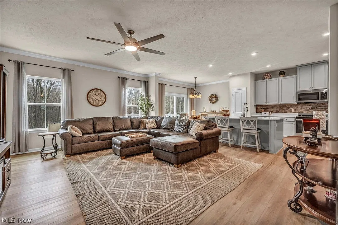 3 bed, 3.5 bath, 2372 sqft, $2,700 — Photo 4