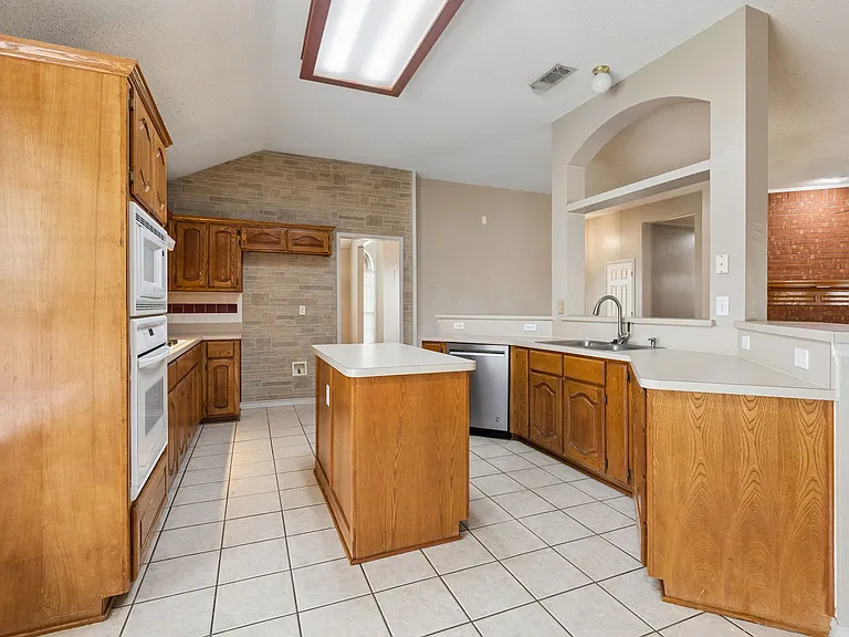 300 Thomas Dr — Photo 17