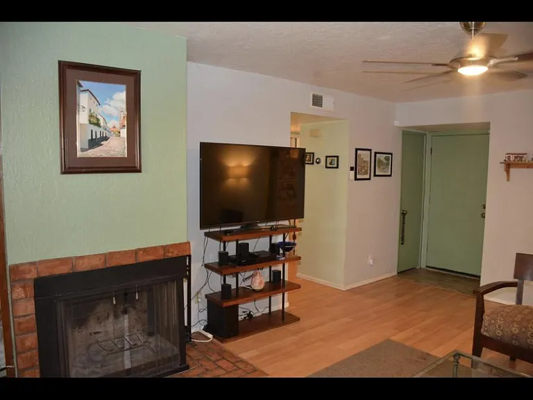 5144 E Holly St — Photo 2
