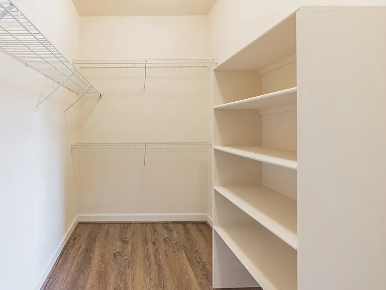 513 Girard St — Photo 14
