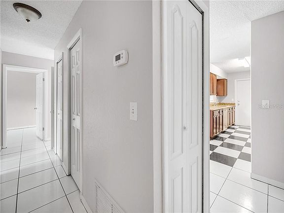 5th image of 219 E Holly Dr