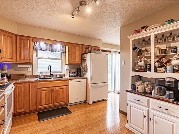 5th image of 131 White Pines Cir