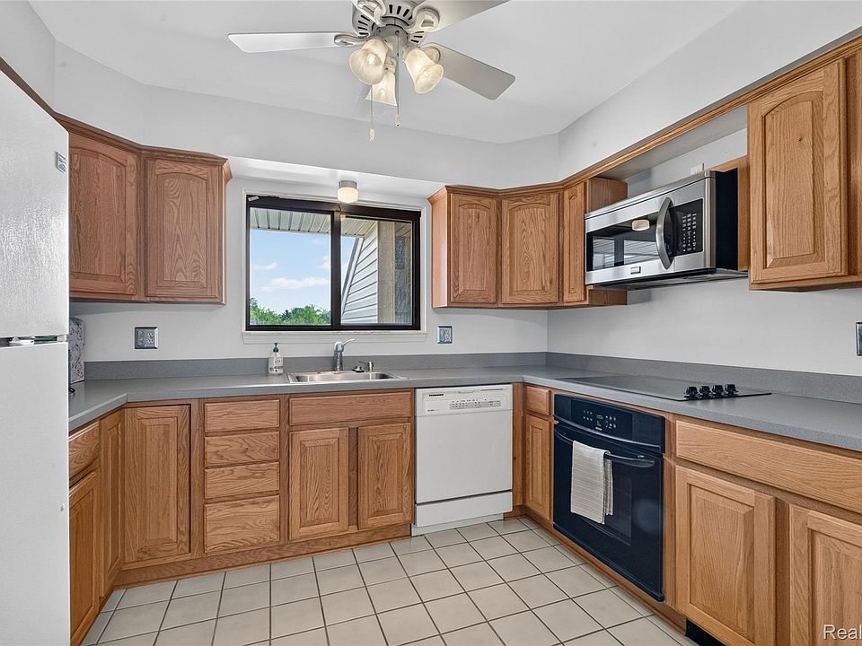 24156 Parke Ln Apt B, photo 6