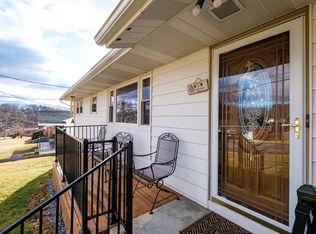 2518 N Sharlaine Dr, Staunton, VA 24401