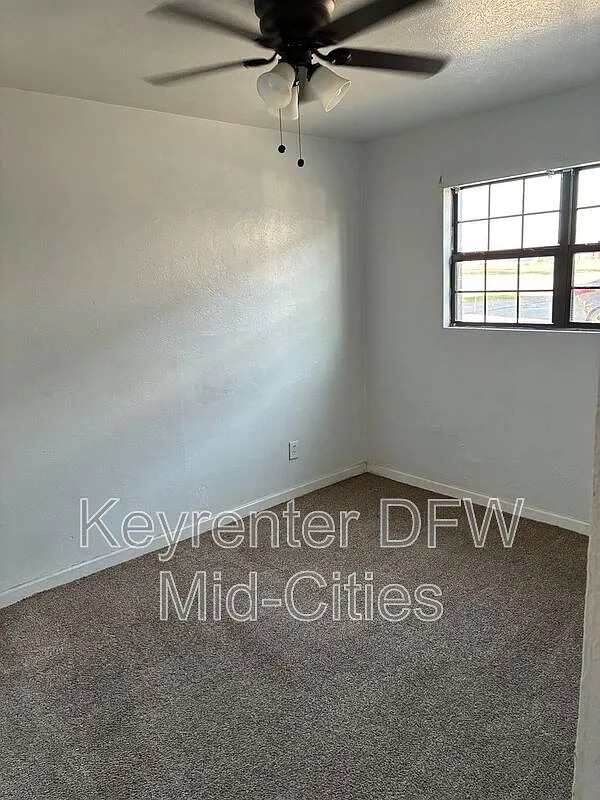 2 bed, 1.0 bath, 900 sqft, $1,050 — Photo 4