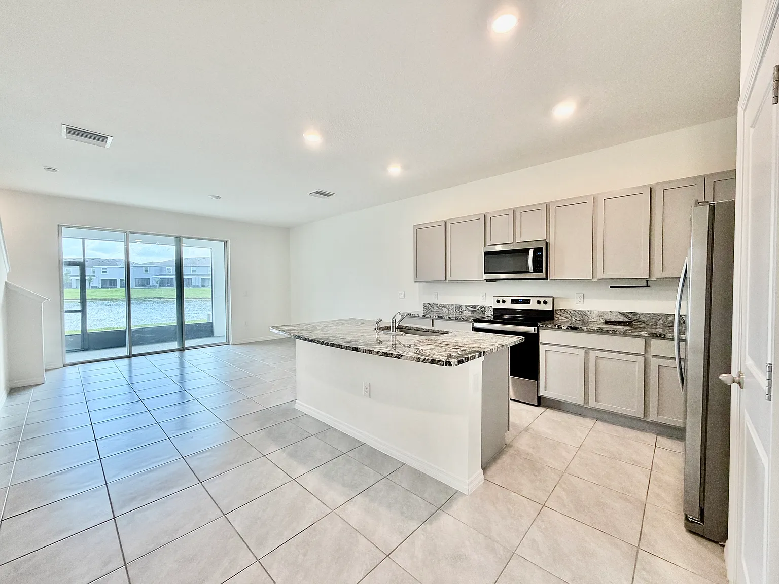 3 bed, 2.5 bath, 1673 sqft, $2,300 — Photo 2