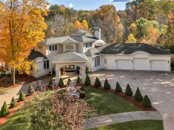 8709 Deer Creek Dr, Broadview Heights, OH 44147