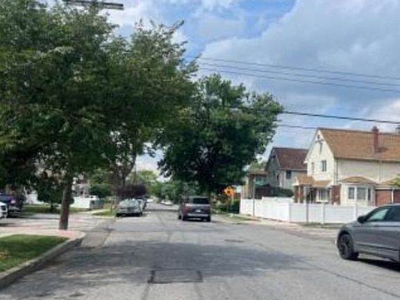 Exterior Neighborhood (street photo)