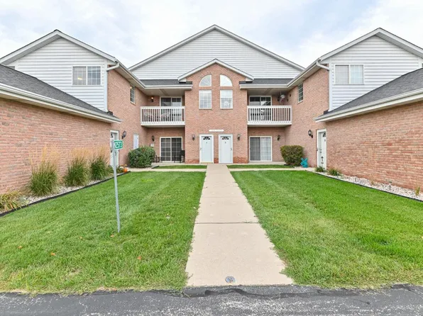 W241N2573 East Parkway Meadow CIRCLE #8, Pewaukee, WI 53072
