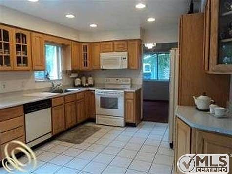 517 KITCHEN.jpg