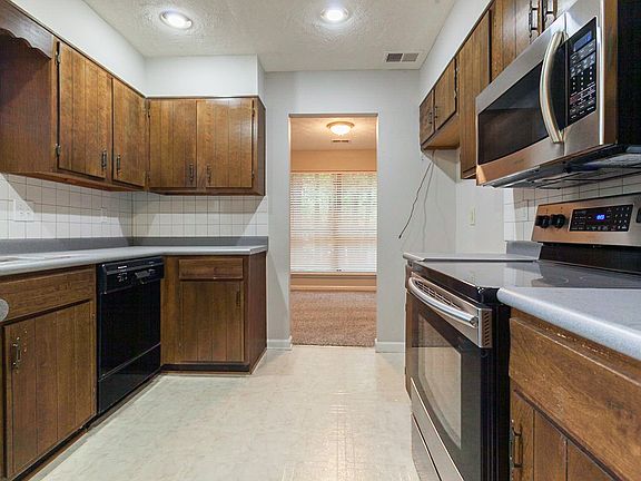 3rd image of 425 Creekside Ct