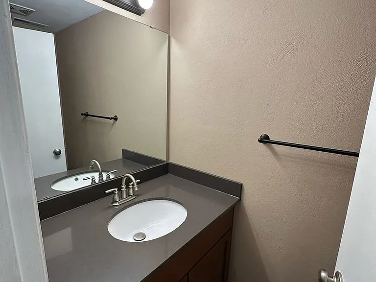 386 Amphitheater Dr — Photo 37