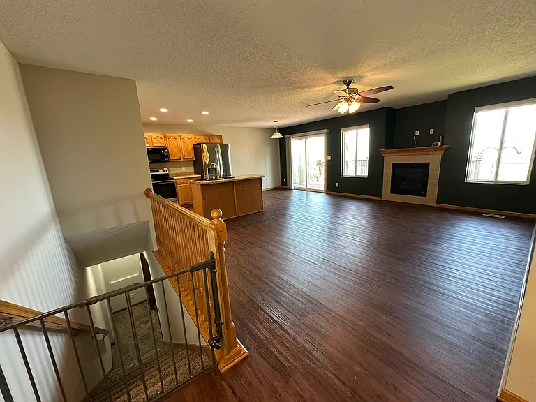 585 SE Crabapple Dr — Photo 2