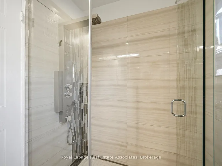 1308 Valerie Cres — Photo 27