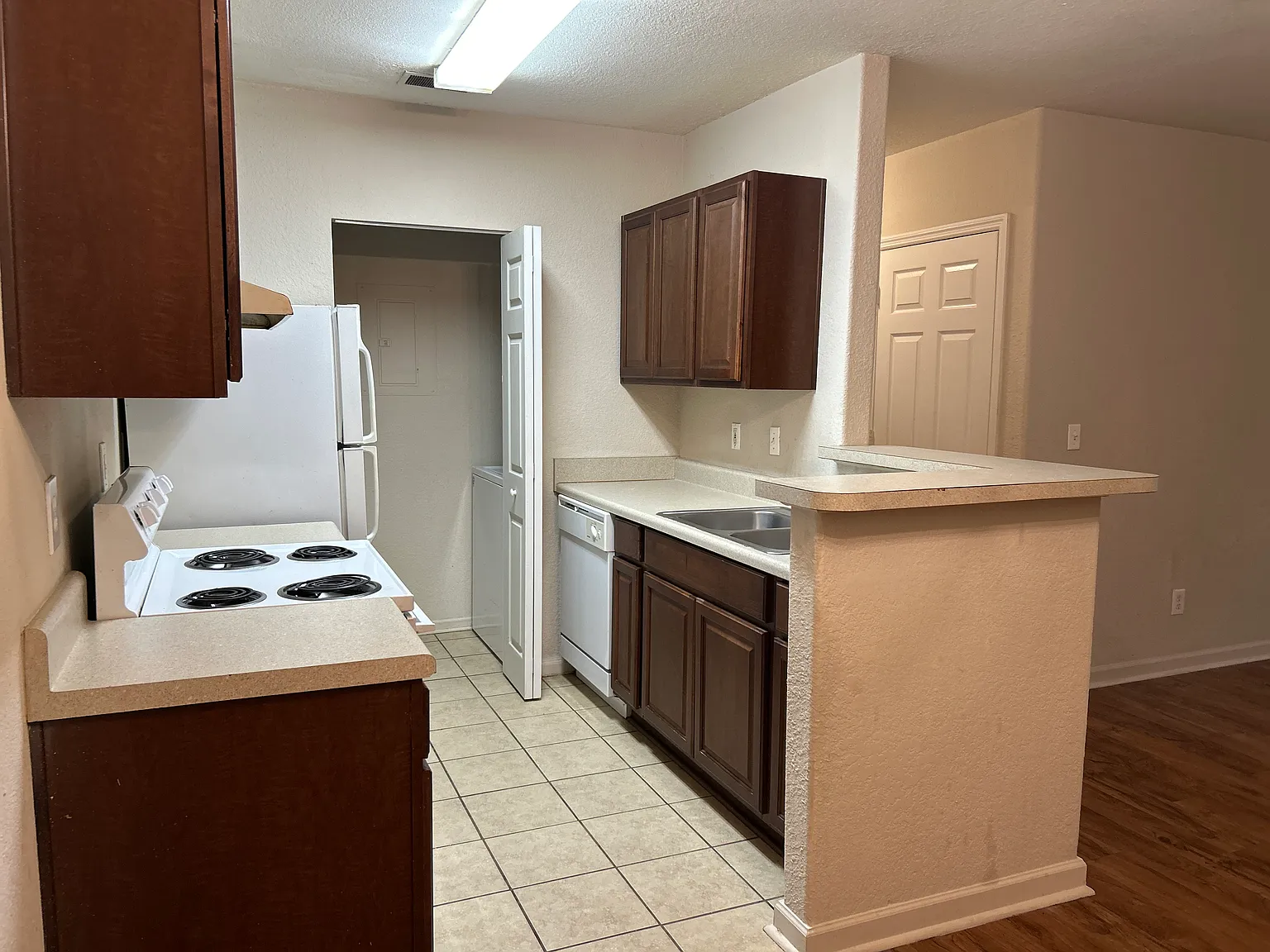 2 bed, 1001 sqft, $1,750 — Photo 4