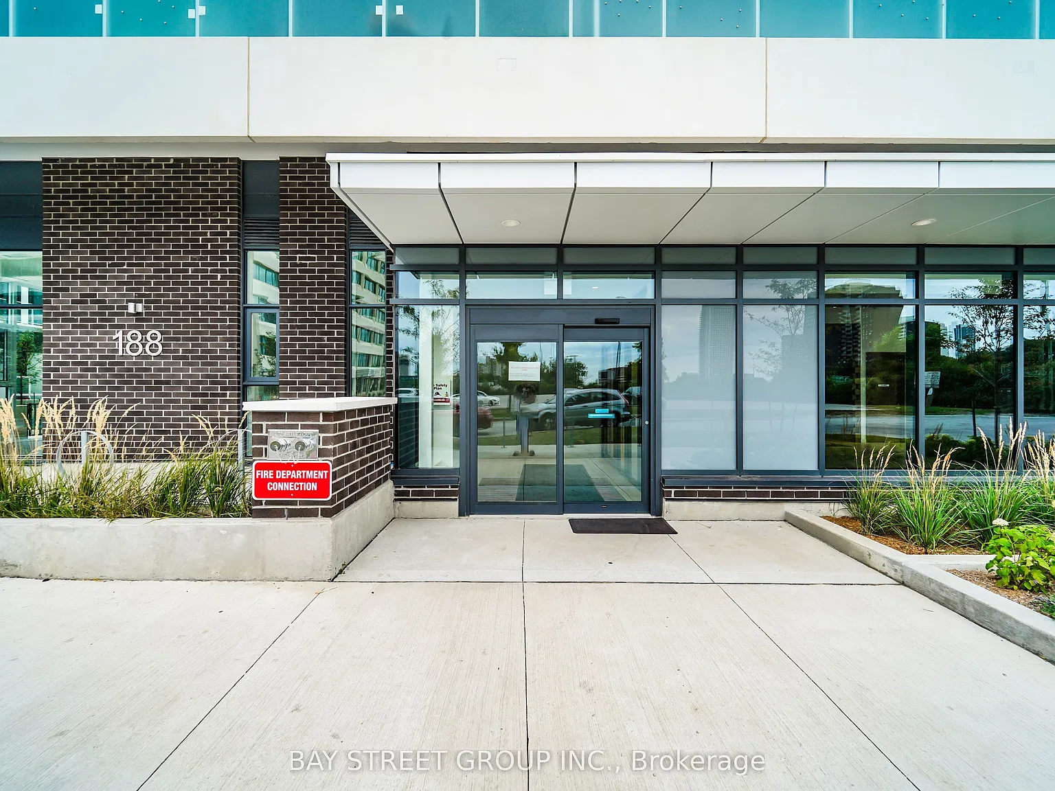 188 Fairview Mall Dr — Photo 2