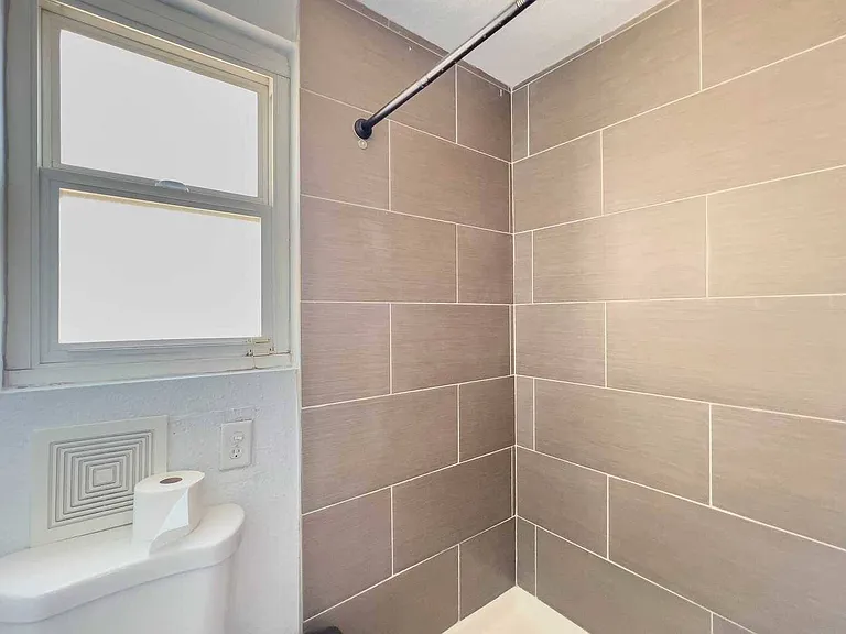 1424 Winn Dr W — Photo 24