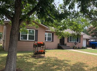 1513 S 2nd St, Floresville, TX 78114