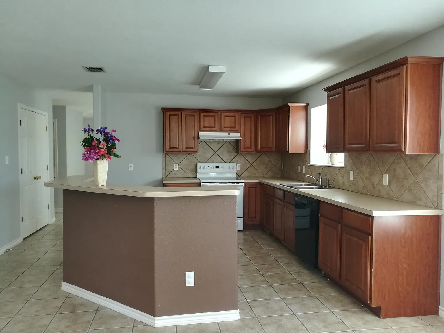 3 bed, 1705 sqft, $2,200 — Photo 4