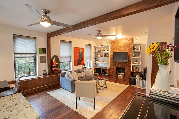 Sold by Dwell Residential Inc | media 9