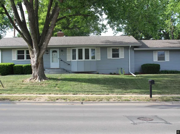 3910 Giles Rd, Bellevue, NE 68147