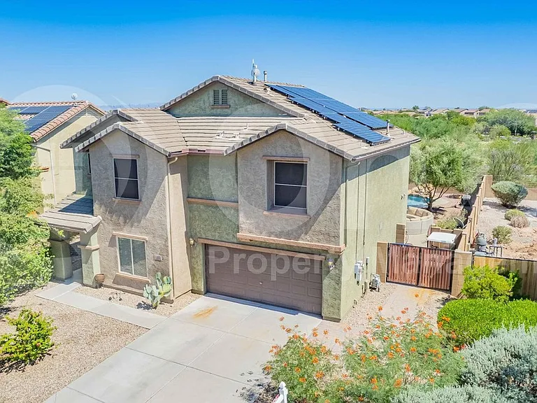 2561 N Hawthorn Dr — Photo 6