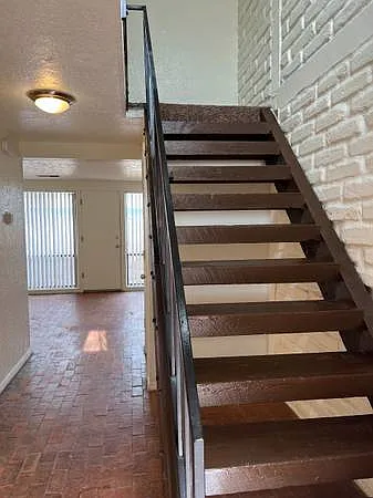 Spacious, 2-Story 1 Bedroom Loft Apartment in Nob Hill — Photo 10