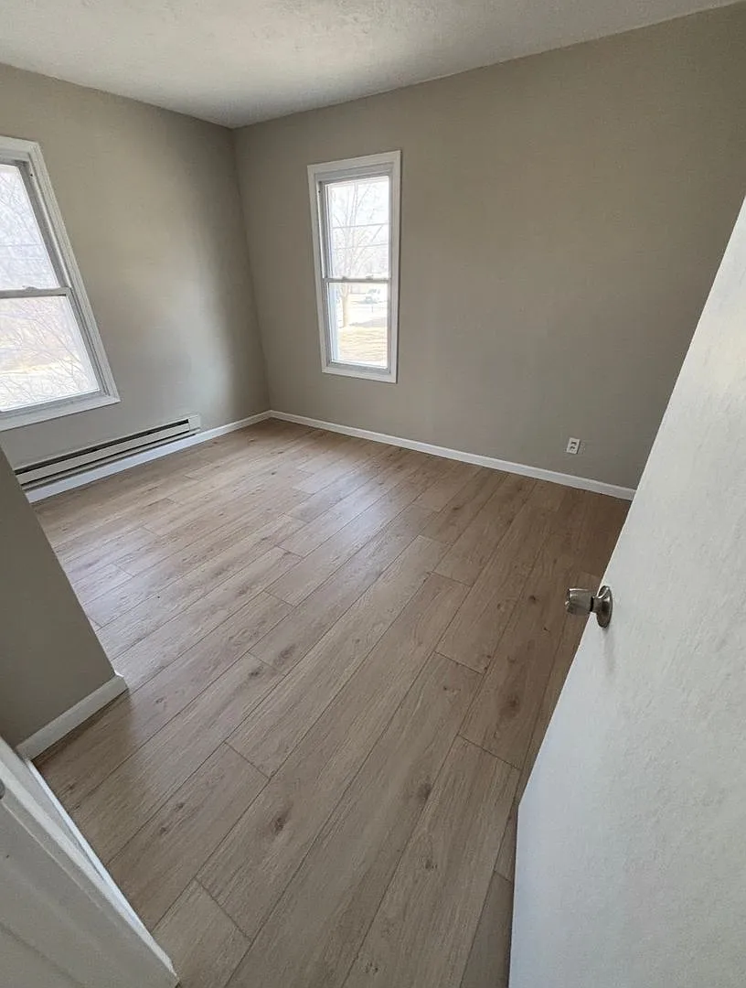 Huge 5 bedroom 2 bath home — Photo 2