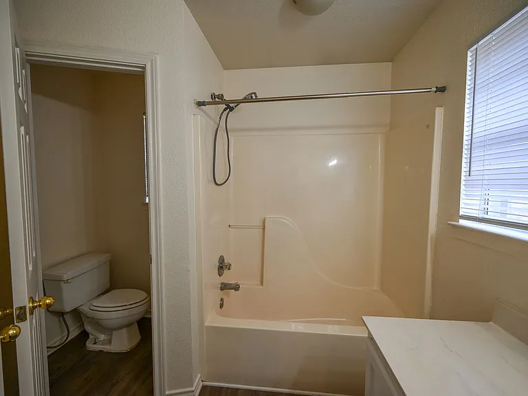 506 Valleyridge Ct — Photo 7