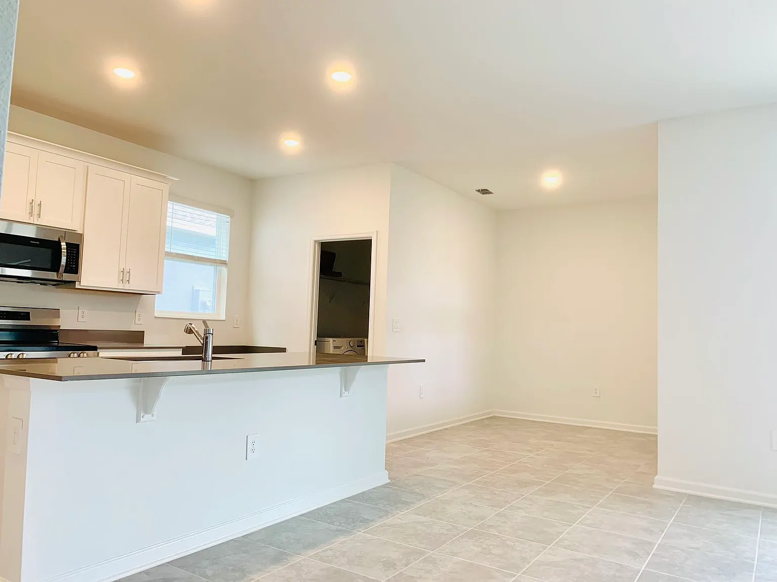 6 bed, 2643 sqft, $2,900 — Photo 4