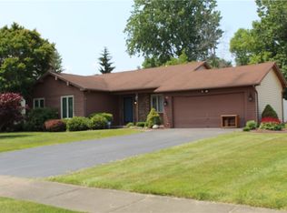 71 Woodstone Ln, Rochester, NY 14626