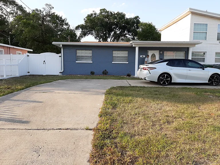 2121 W Rambla St — Photo 1