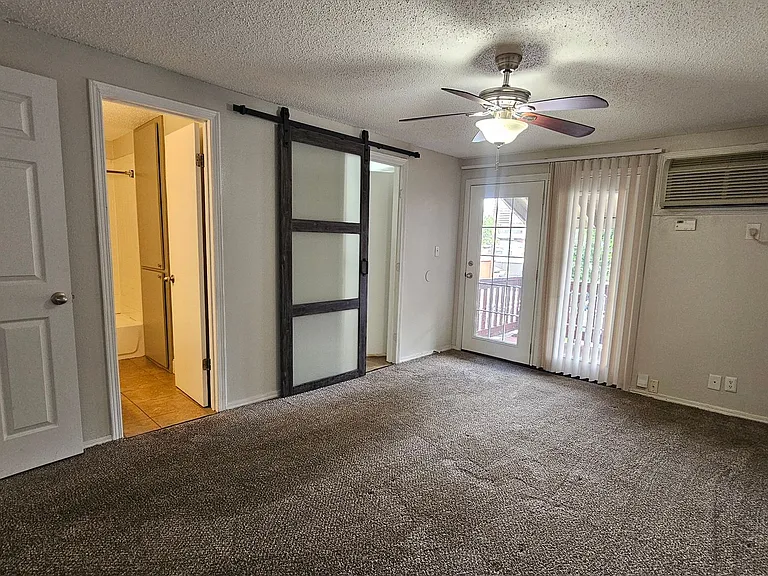 Colonial Terrace — Photo 4