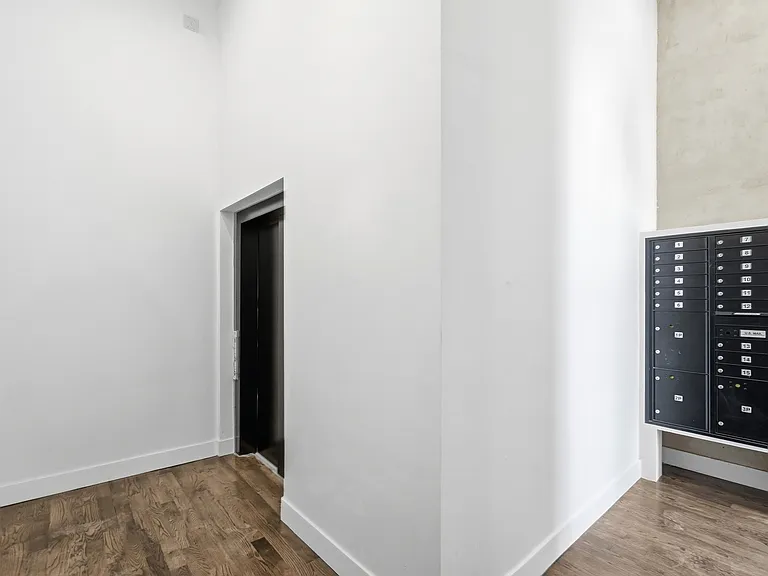 907 Main St #10 — Photo 34
