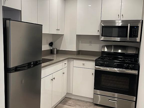 3rd image of 433 W 53rd St APT 71