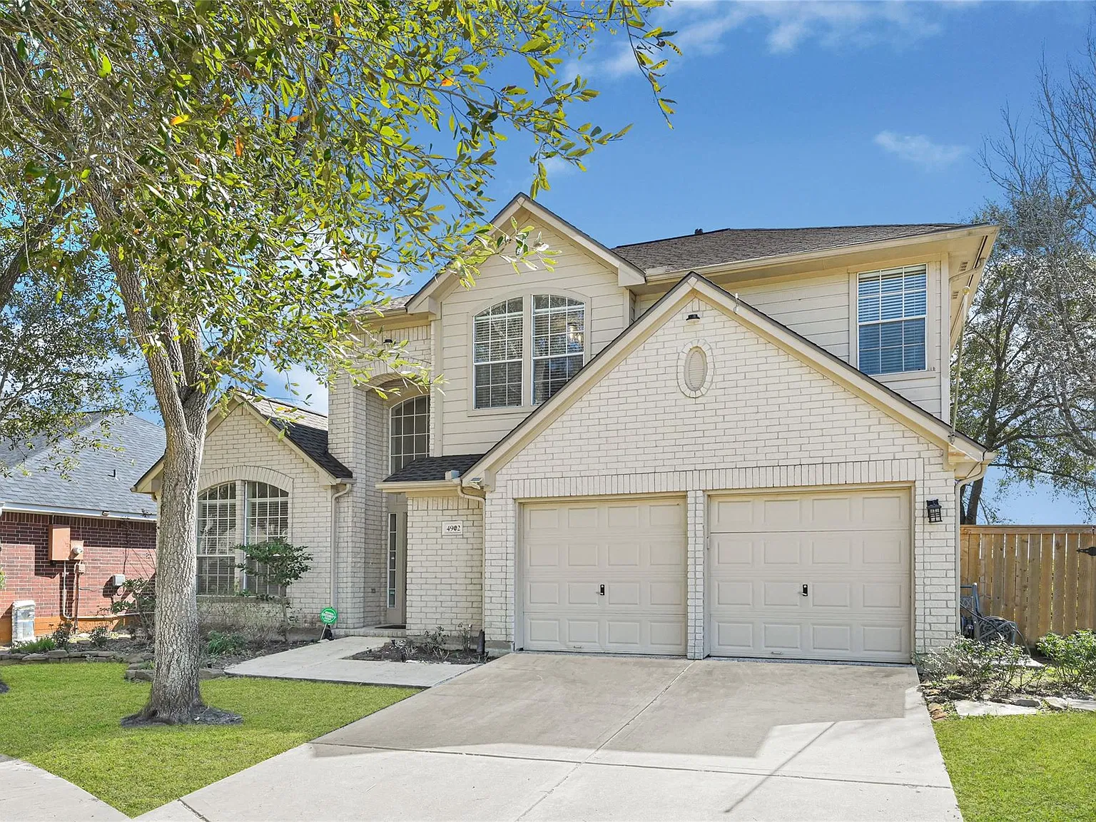 4 bed, 2.5 bath, 2722 sqft, $3,000 — Photo 1