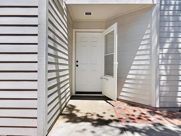 726 Buena Vista Pl — Photo 2