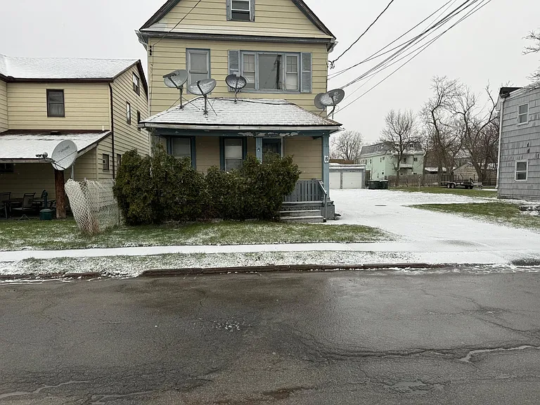 8 Laverack Ave #UPPER FRONT — Photo 2