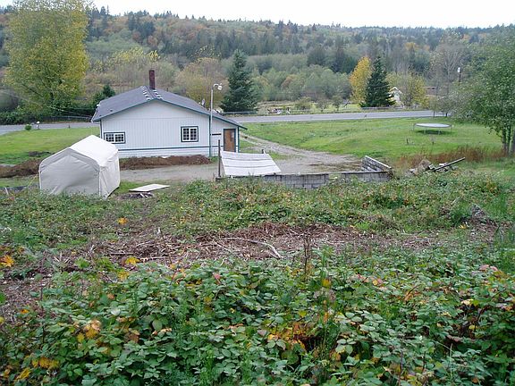 huge yard both sides