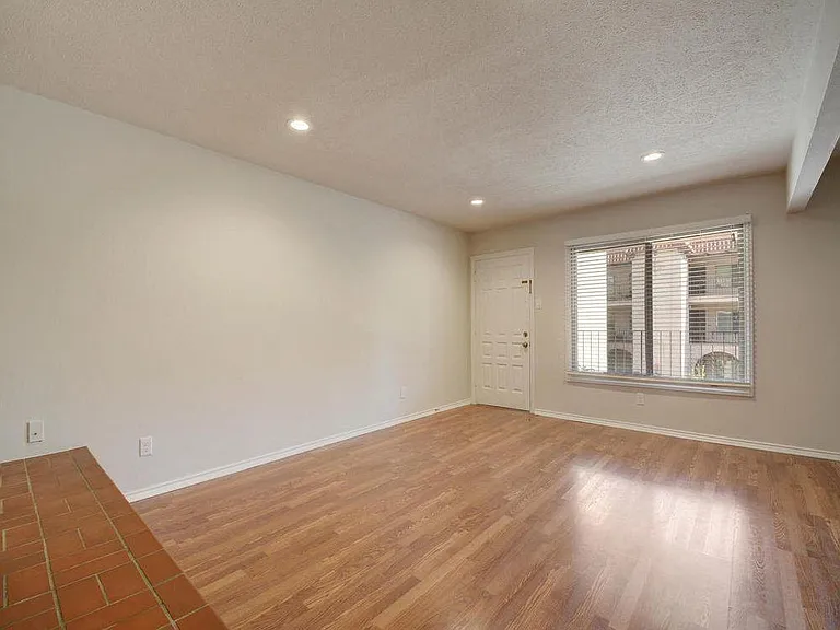 505 W 7th St #202 — Photo 8