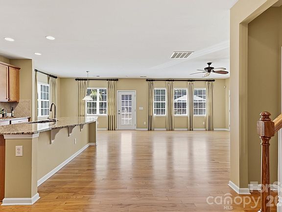 3rd image of 4043 Perth Rd