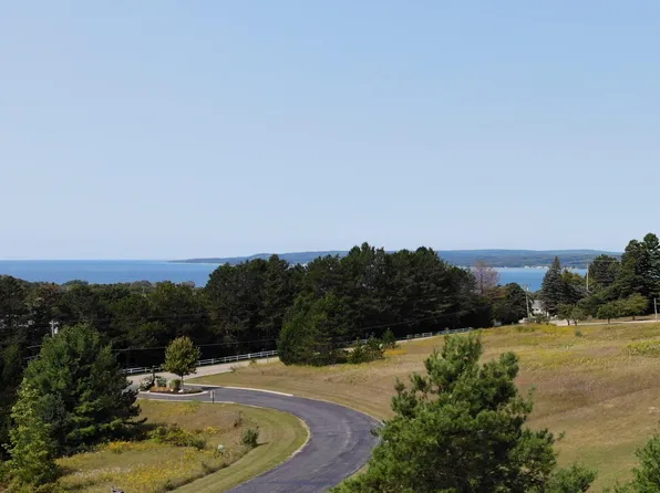 3225 Siebenhar Way, Petoskey, MI 49770