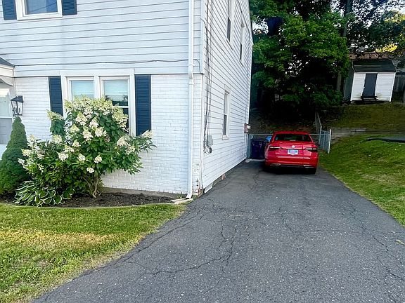 3rd image of 452 Black Rock Ave