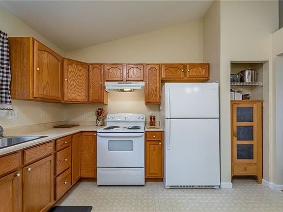 4th image of 218 Camelot Dr